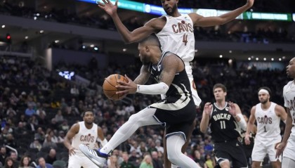 米切尔15+6字母哥空砍30分 骑士轻取雄鹿豪取14连胜